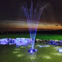 Kings Croft Hotel - Fountain in the evening. Changed colours