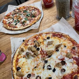 Build-Your-Own Pizza & the Blood Orange Lemonade is delicious!