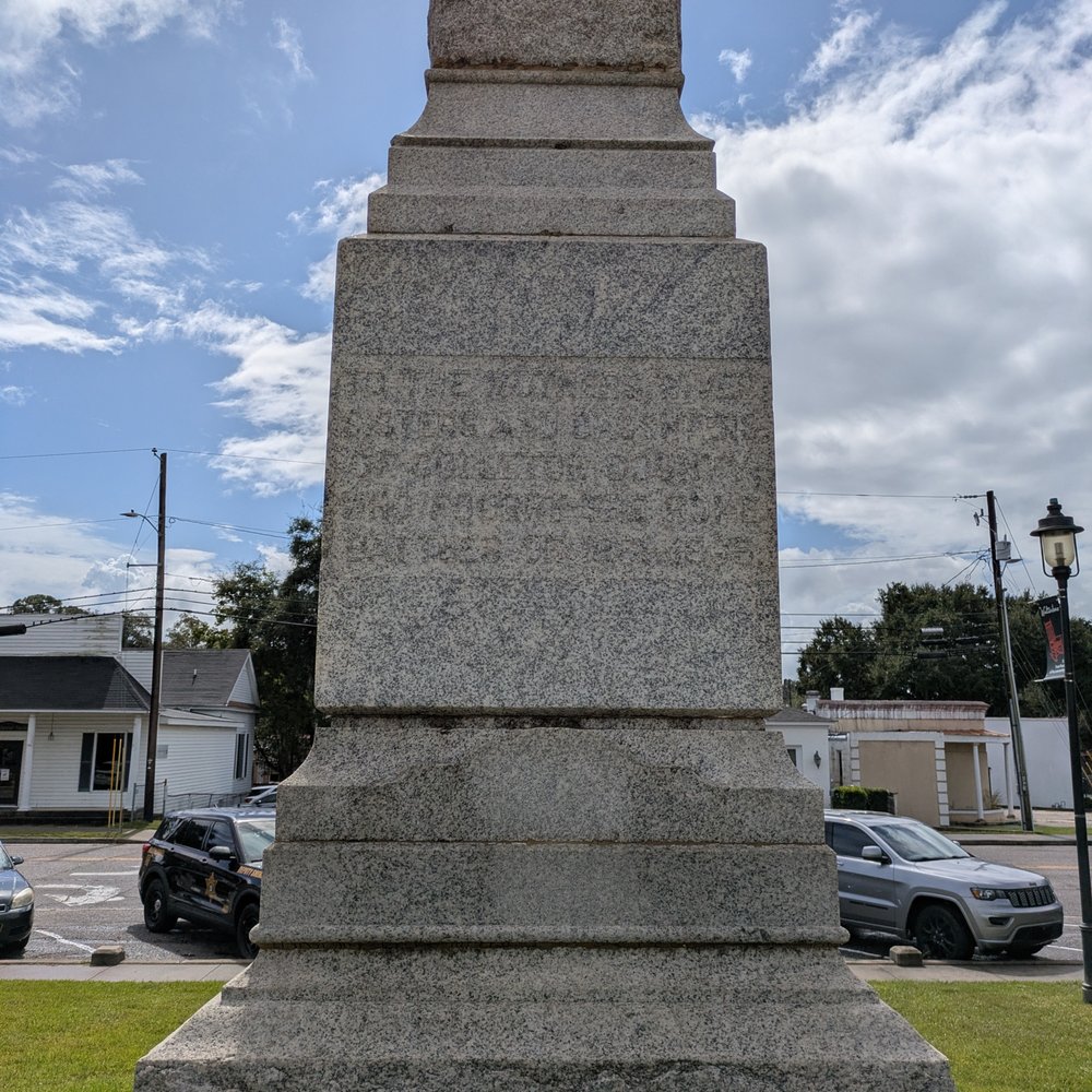 Colleton County Courthouse - Civil War memorial at the Colleton County Courthouse, Walterboro - Courthouses Near Me - Walterboro, South Carolina