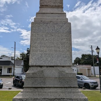 Colleton County Courthouse - Civil War memorial at the Colleton County Courthouse, Walterboro - Courthouses Near Me - Walterboro, South Carolina