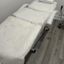 B&B Nail Bar - I asked the team member to change the towel, but the bed has never looked like this before....