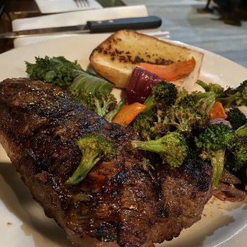 Rail House Grill - Strip steak with veggies and garlic bread - Steakhouses Near Me - Holland, Michigan Rail House Grill - Strip steak with veggies and garlic bread - Steakhouses Near Me - Holland, Michigan
