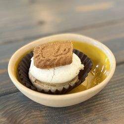 Grutogi Bistro - Biscoff macaron