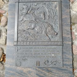 Pomnik dzika w Kielcach - Tablice z legendą. Pomnik dzika w Kielcach.