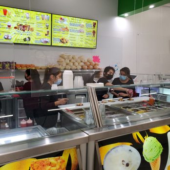 Los 3 Mangos De Michoacán - customers ordering food - Ice Cream & Frozen Yogurt Near Me - Indianapolis, Indiana
