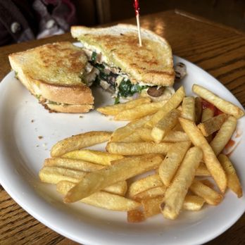 Mountain View Cafe - Pesto Chicken Sandwich - Cafes Near Me - Portola, California