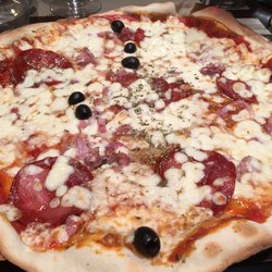 Café Pepone - Pizza Vulcano : tomate , oignons, mozza, chorizo, miel, olives. Délicieuse , la pâte est fine