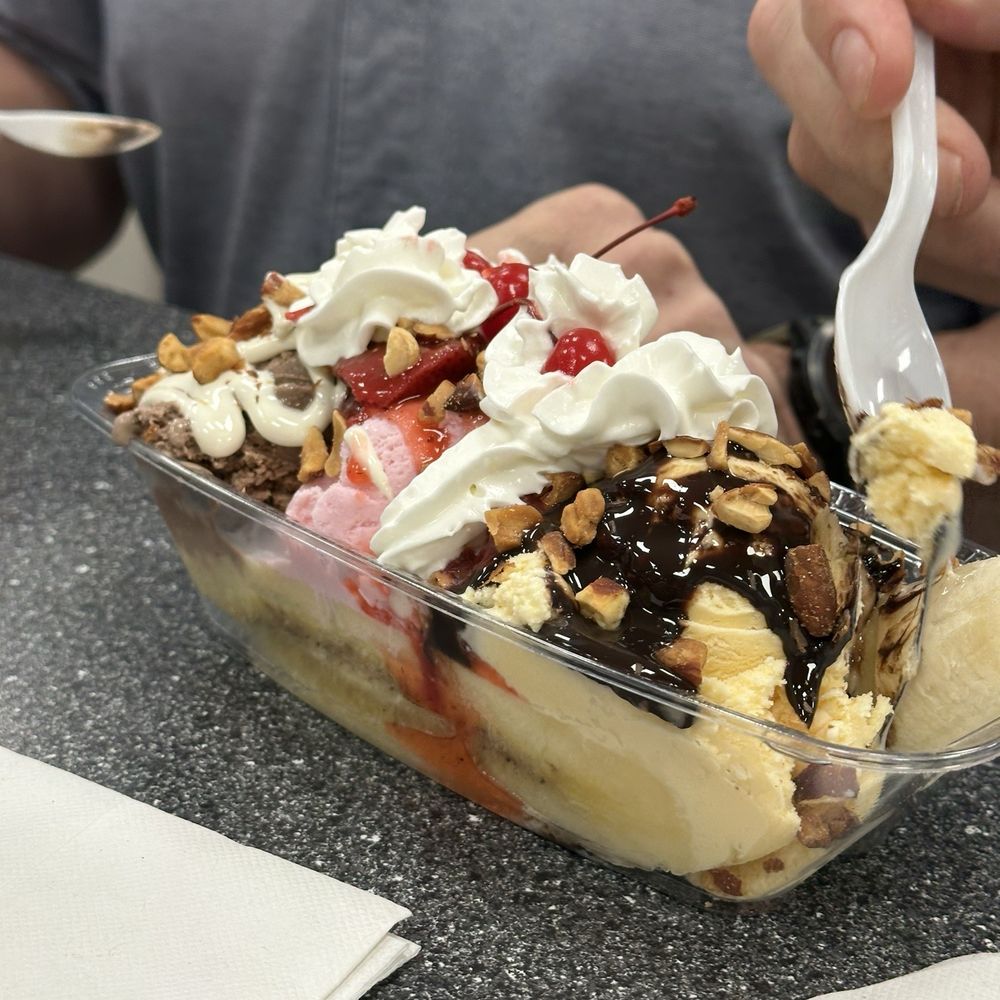 Braum's Ice Cream & Dairy Store - Sundae - Ice Cream & Frozen Yogurt Near Me - Eufaula, Oklahoma