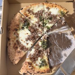 Pizza con pistacchio e salsiccia Pizza con pistacchio e salsiccia