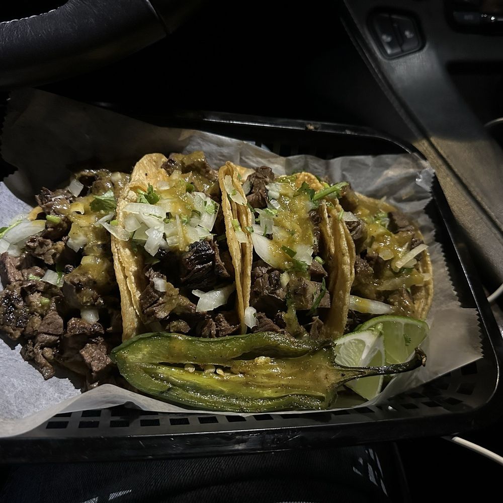 De Luna Taco Grill - Tacos de asada - Food Trucks Near Me - Chicago, Illinois