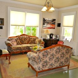 The Iron Gate Inn - Front living room