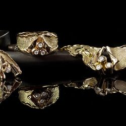 Goldschmiede Wingerath - Kollektion Aphrodite Collier, Ring und Ohrringe sind in Gelbgold gearbeitet mit Brillant - handmade by Wingerath
