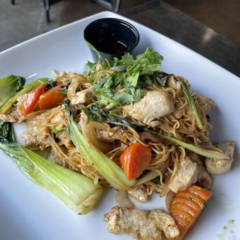District 6 - Pan fried egg noodles with chicken - Gastropubs Near Me - Louisville, Kentucky District 6 - Pan fried egg noodles with chicken - Gastropubs Near Me - Louisville, Kentucky