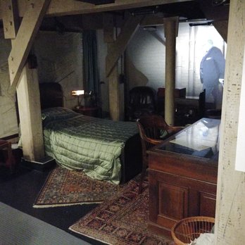 The Glory Days Historical Tour - Replica of Winston Churchill's sleeping quarters during WWII. - Tours Near Me - Long Beach, California The Glory Days Historical Tour - Replica of Winston Churchill's sleeping quarters during WWII. - Tours Near Me - Long Beach, California
