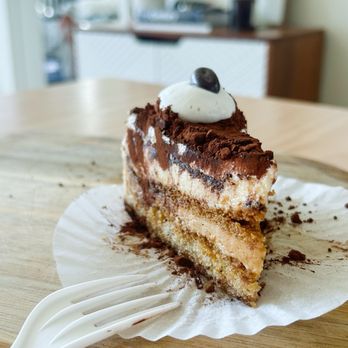 Honu Bakery - A slice of tiramisu - Bakeries Near Me - Honolulu, Hawaii