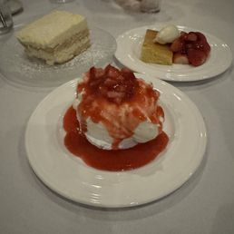 Meringue with strawberry sauce