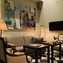 Aguilas5 SevillaSuites - Living room with Artistic paintings