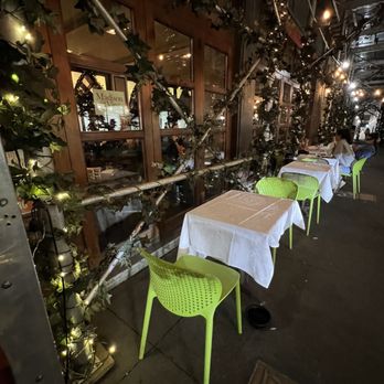 Madison & Vine - tables with white tablecloths and green chairs - New American Near Me - New York, New York Madison & Vine - tables with white tablecloths and green chairs - New American Near Me - New York, New York