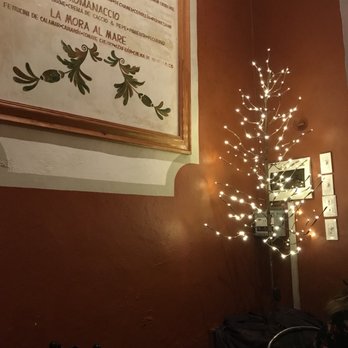 Oliva Kitchen - Beautiful, simple lighted Christmas tree... - Italian Near Me - Mérida, YUC