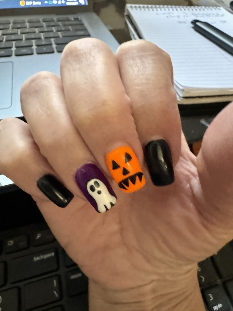 Nails on the Go Salon Logo
