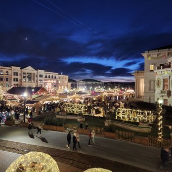 Hotel Carmichael - View of the Chriskindl market - Hotels Near Me - Carmel, Indiana