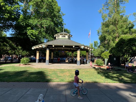 Healdsburg Plaza by null
