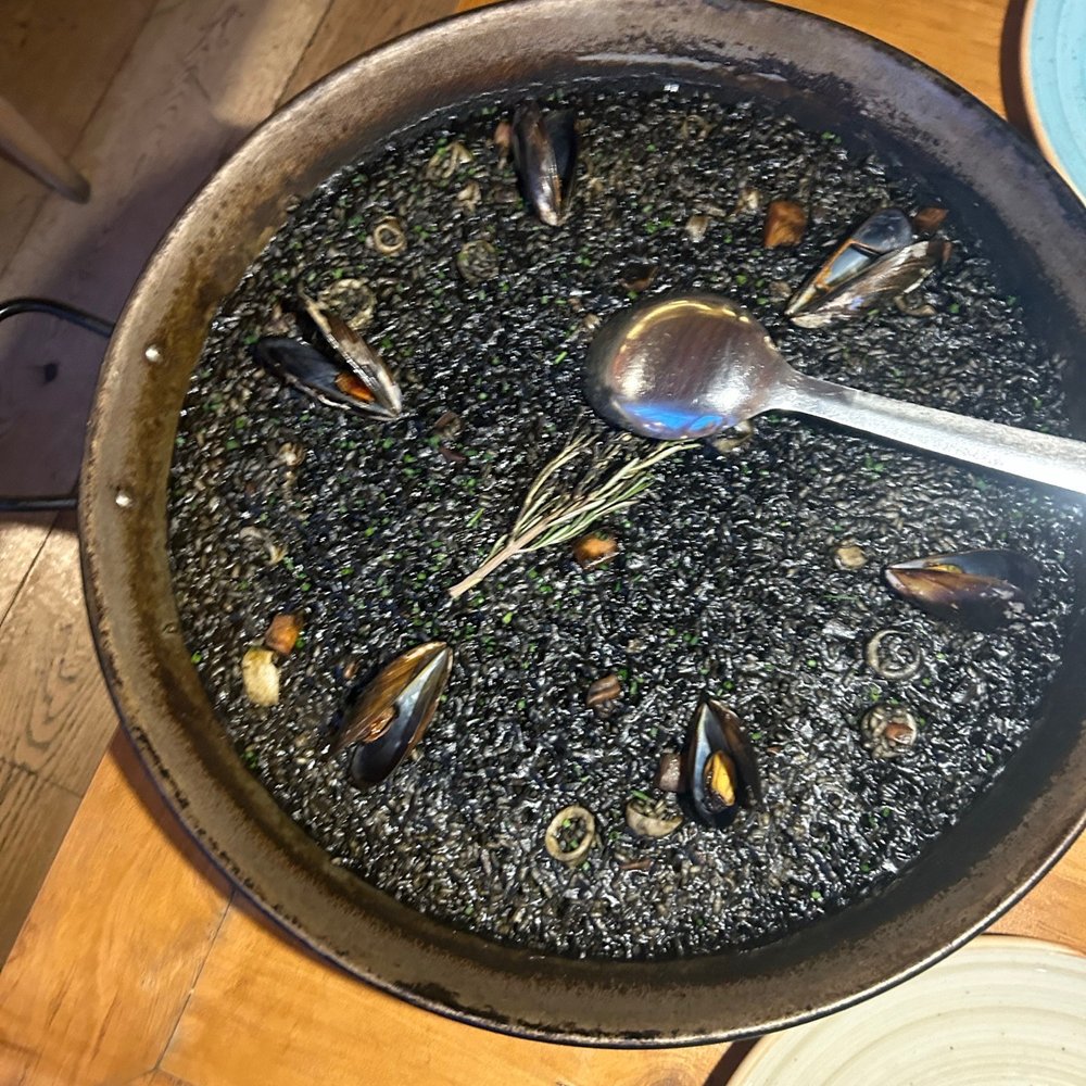MANÁ 75 - Black squid and mussel paella - Mediterranean Near Me - Barcelona, B MANÁ 75 - Black squid and mussel paella - Mediterranean Near Me - Barcelona, B