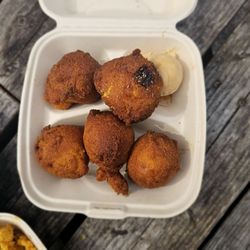Surf 2 Soul - Apple hushpuppies with cinnamon spiced butter. Divine.