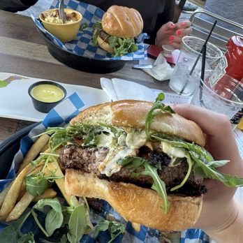 Fifth Avenue Streatery - Mount Dora Burger - American Near Me - Mount Dora, Florida
