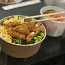 Sake - Pokebowl chicken and a zalm salad