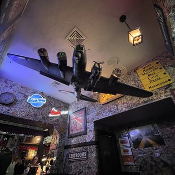 Hernando's Pizza Pub - Decor - Pizza Near Me - Winter Park, Colorado