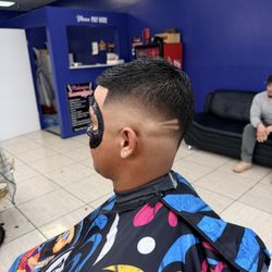 Palenque Barbershop - Medium skin "V" drop fade