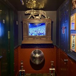 The Quarter Club - Interior outside bathroom