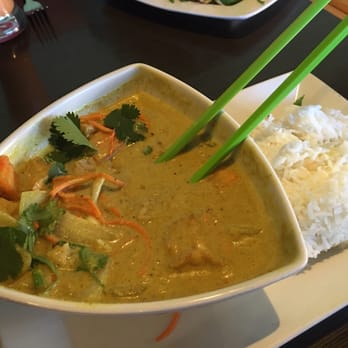 Noodle Wave - Yellow Curry with chicken and jasmine rice - Thai Near Me - McKinney, Texas