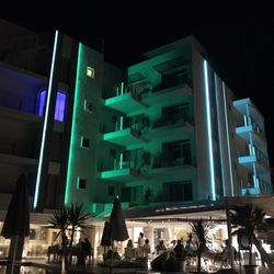 Hotel Melbeach - Restaurant at night