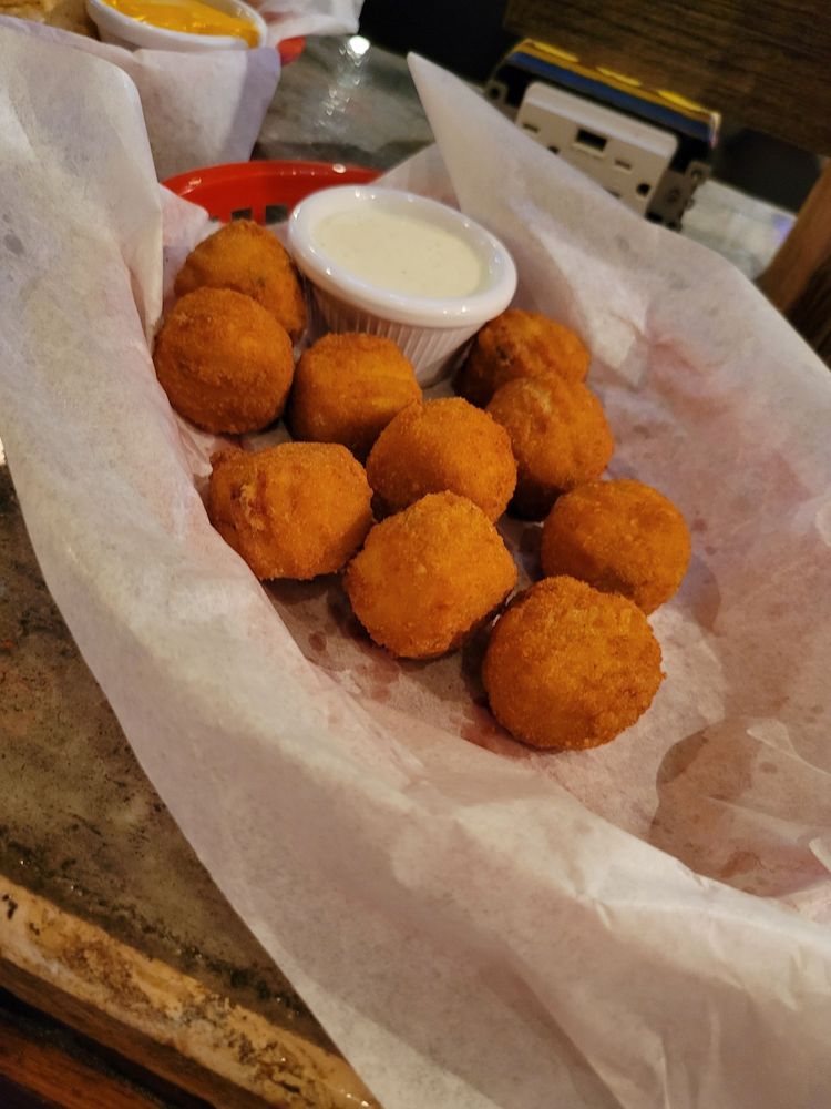 HOWDY’S BAR & CHILL Updated September 2024 41 Photos 101 Rowland