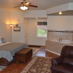 Pleasant View Farm Bed and Breakfast Inn - The Lancaster Room