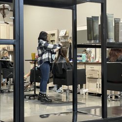 Southern Tangles Salon - Salon floor