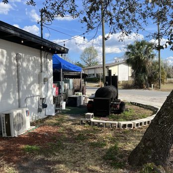 Briskets BBQ Shack & Grill - Yard near the road - Barbeque Near Me - Oviedo, Florida