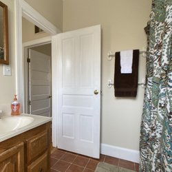 Feels Like Home Corporate Housing - Full bath with tub/shower and plenty of towels.