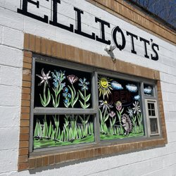 Elliott’s Pizzeria - Cute front window!