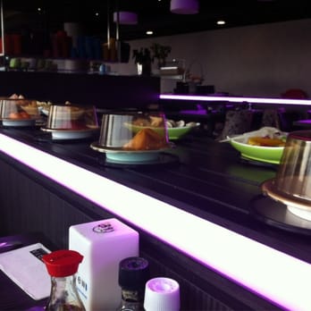 Restaurant View - Lopende band met sushi - Diners Near Me - Amsterdam, New Hampshire