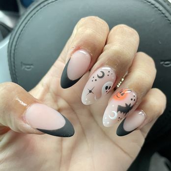 Klassiq Nail Bar - Entering spooky session with the cutest nails. By Julie - Nail Salons Near Me - Lebanon, Tennessee