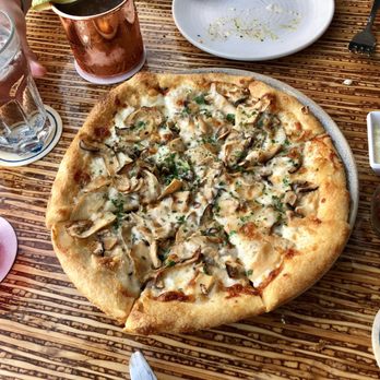 Honu Oceanside - Mushroom pizza - Seafood Near Me - Lahaina, Hawaii