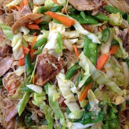 Pancit bihon ni Aling Rowena and Aling Minda.