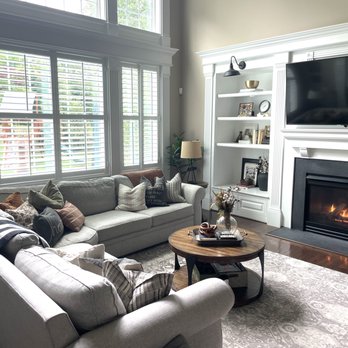 Jessica Catherine Designs - Cozy family room with styled bookshelves and sectional sofa surrounding a fireplace. - Interior Design Near Me Jessica Catherine Designs - Cozy family room with styled bookshelves and sectional sofa surrounding a fireplace. - Interior Design Near Me