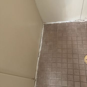 Red Arrow Inn & Suites - Bathroom - Hotels Near Me - Montrose, Colorado Red Arrow Inn & Suites - Bathroom - Hotels Near Me - Montrose, Colorado