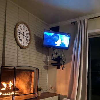 Beachfront Only Vacation Rentals - Tiny tv with messy set up - Vacation Rentals Near Me - Oceanside, California Beachfront Only Vacation Rentals - Tiny tv with messy set up - Vacation Rentals Near Me - Oceanside, California