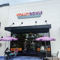 Vitality Bowls - Outside view with outdoor seating