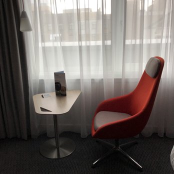 Holiday Inn Express Dublin City Centre - Table and Chair - Hotels Near Me - Dublin, D